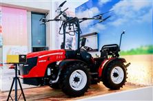 東方紅MH804M拖拉機(jī)亮相中國(guó)制造“十四五”成就展