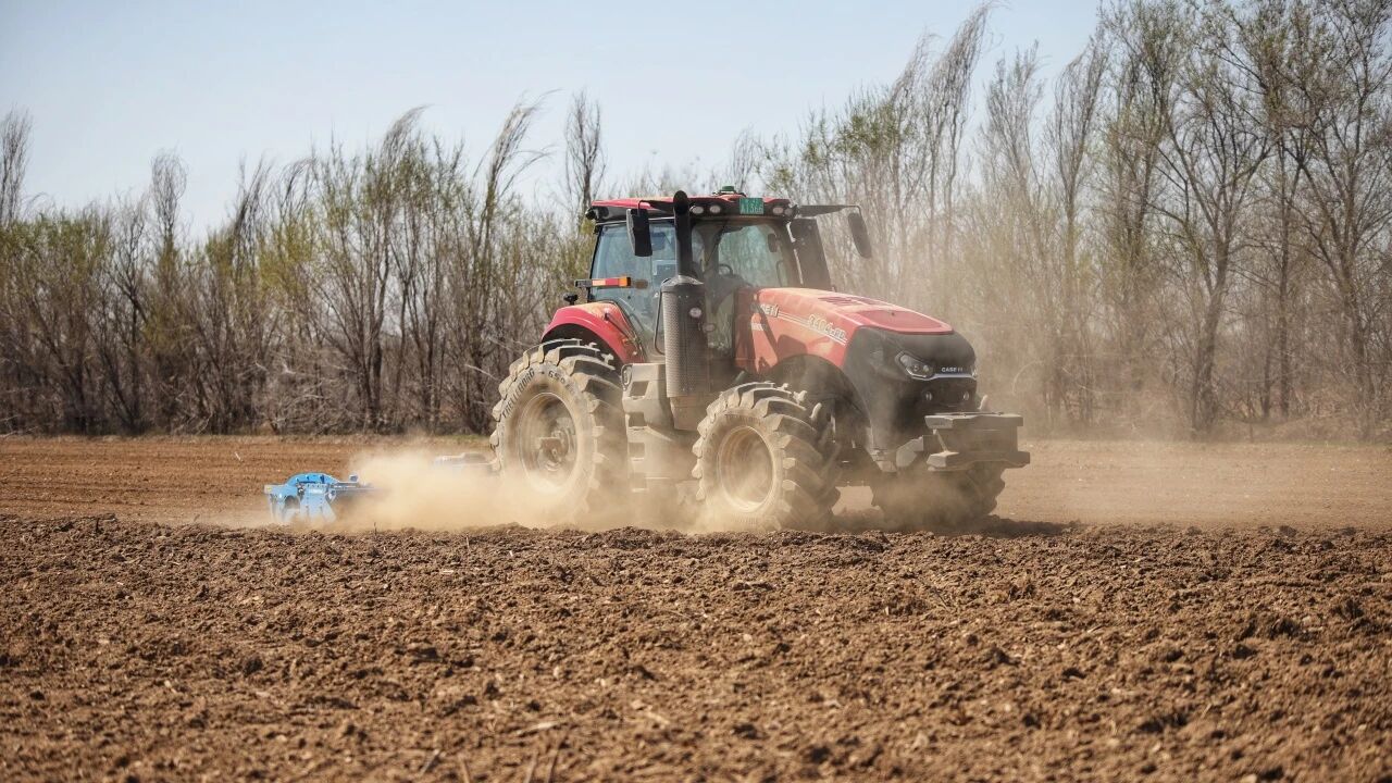 田間支持助春播，攜手并進共成長——凱斯紐荷蘭新疆團隊與博樂眾和共筑服務防線