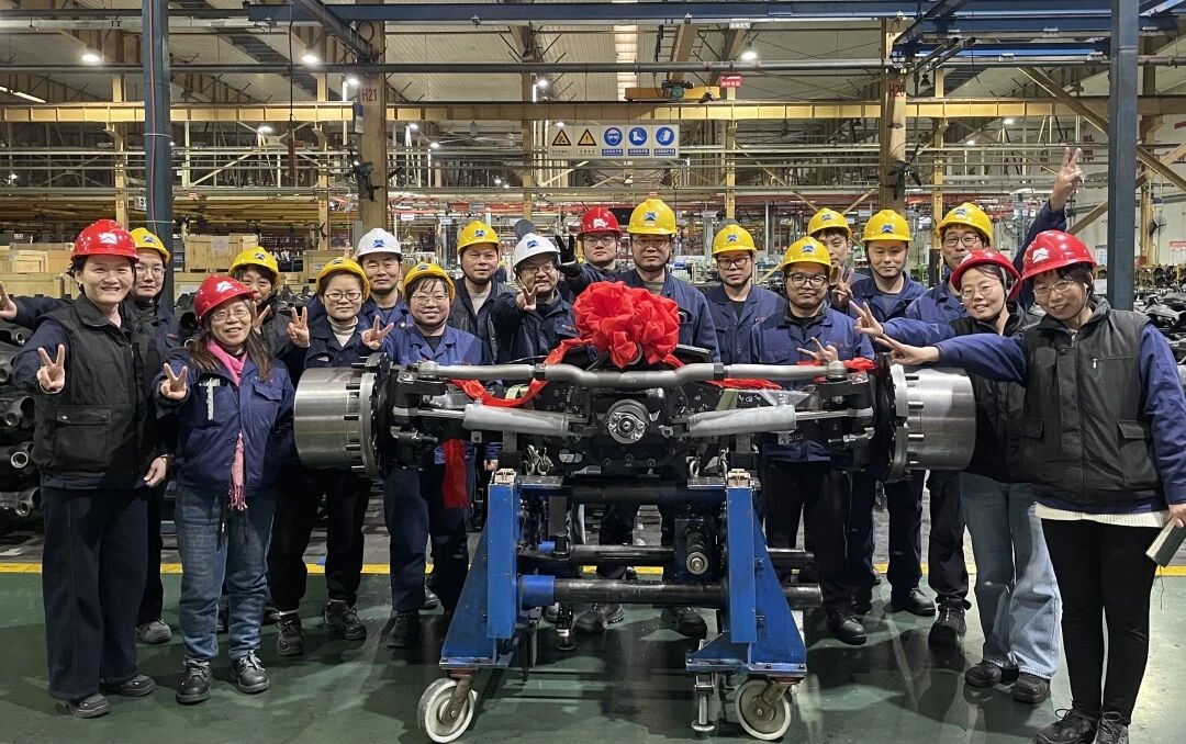 破局！400馬力重型拖拉機前驅(qū)動橋樣橋順利下線